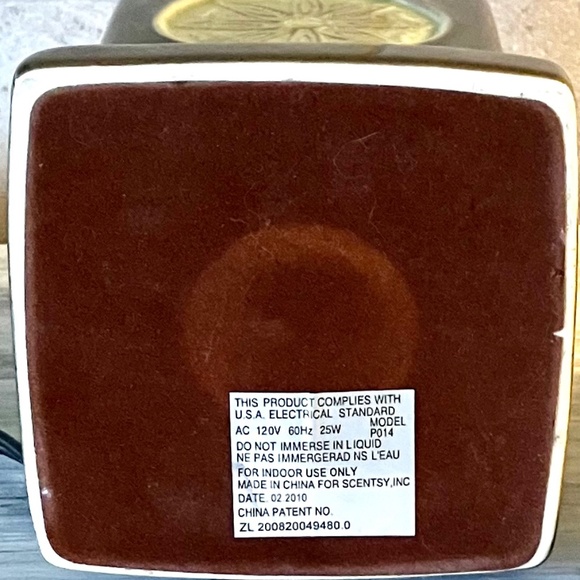 Scentsy Wax Warmer & Wax Cubes - Picture 8 of 12